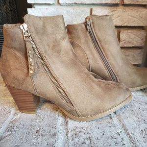 Charles Albert size 9 tan booties
